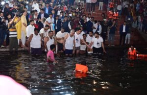 मुख्यमंत्री भूपेश बघेल ने महादेव घाट में किया कार्तिक पूर्णिमा स्नान