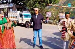 बहन आशा कुमारी को जिताने टीएस सिंहदेव ने बदला लुक, जींस जैकेट में किया डांस-VIDEO