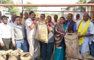 जिपं स्थाई कृषि समिति सभापति राजेश्वर ने किसानों को किया चना वितरण