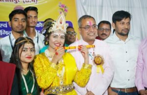 नंगे पांव स्कूल आए गरीब परिवारों के बच्चों पर विधायक को आया तरस ,एक माह का वेतन दिया