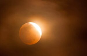 आज शाम 5:20 से चंद्र ग्रहण