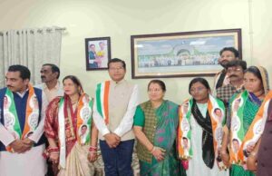 भाजपा को फिर एक झटका , मुंगेली के तीन पार्षद कांग्रेस में शामिल