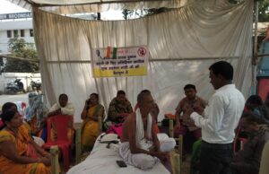 शराब दुकान हटाने अपनी चिता बनाकर लेटे अनशनकारी पर हमला , एक गिरफ्तार, बाकी की तलाश