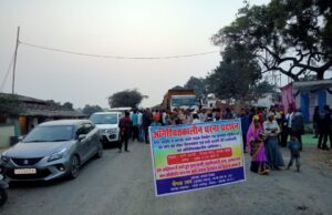 एसईसीएल से नाराज ग्रामीणों ने 11 घंटे किया चक्काजाम , कोयला निकासी का गेट किया बंद