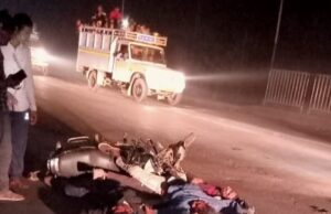 खरसिया में वेदान्ता कोल साइडिंग के सामने ट्रक की टक्कर से बाइक सवार तीन युवकों की मौत, आक्रोशित लोगों ने किया चक्काजाम