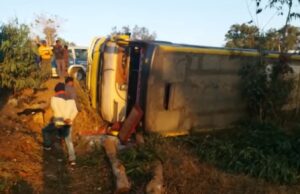 जीपीएम में बड़ा हादसा: अयोध्या से रायपुर लौट रही बस पलटी, 8 यात्रियों की हालत गंभीर