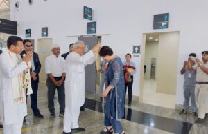रायपुर पहुंची प्रियंका गांधी वाड्रा, एयरपोर्ट में समर्थकों ने किया जोरदार स्वागत