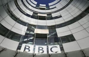 BBC के दिल्ली  – मुंबई दफ्तर में आयकर के छापे, लेखा कर्मचारियों के मोबाइल फोन भी किए गए जब्त