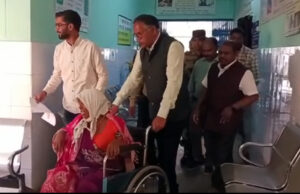 दर्द से कराहती महिला को देख वार्ड बॉय का दायित्व निभाया कलेक्टर ने, व्हीलचेयर में बैठाकर वार्ड तक पहुंचाया