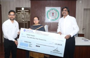 कुदरगढ़ महोत्सव के लिए एसईसीएल महाप्रबंधक ने कलेक्टर को सौंपा 20 लाख रूपये का चेक