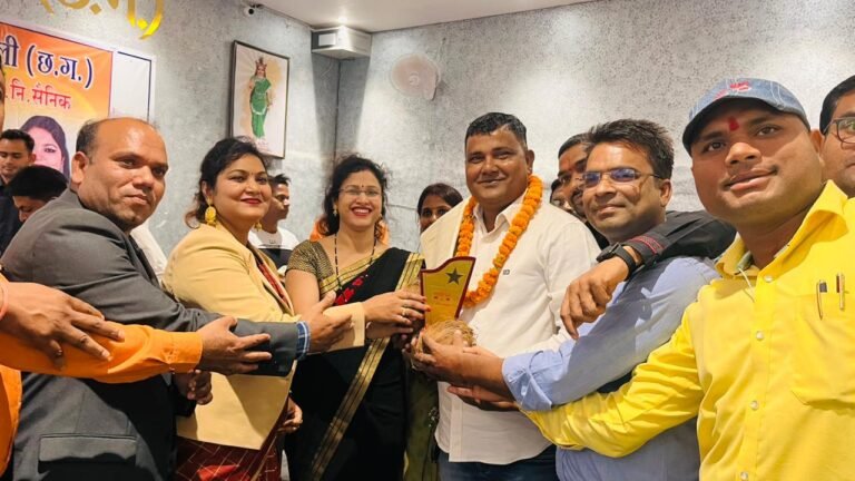 शिक्षक संगठन ने समाज के वरिष्ठ नागरिकों,  शिक्षकों, सैनिकों, कवियों एवं पत्रकारों का किया सम्मान