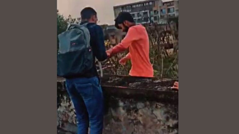 मोबाइल से दोस्तों के साथ वीडियो रील बना रहे छात्र की कालेज की छत से गिरकर मौत