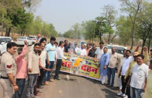 बिलासपुर इंदौर उड़ान बंद करने के विरोध में नागरिक उड्डयन मंत्री का पुतला दहन