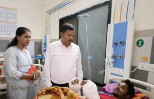 बाघिन के हमले से घायल युवक की हालत में सुधार ,डीएफओ अस्पताल पहुंचे