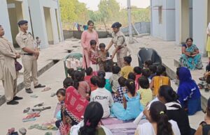 हमार बेटी हमार मान: पुलिस टीम ने किया महिला समूह को जागरूक