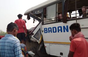 यात्रियों से भरी बस रेलवे ओवरब्रिज से टकराई, 26 घायल, रेलवे ट्रैक पर गिर गए दो यात्री