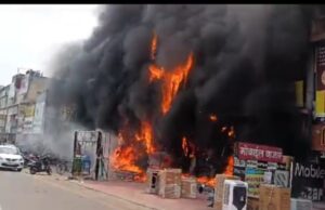 व्यावसायिक कॉम्प्लेक्स में लगी भीषण आग, दम घुटने से 3 मौत, बैंक सहित 9 दुकानें-शो रूम खाक