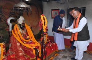 अघोर आश्रम सोगड़ा पहुंचकर मुख्यमंत्री ने मां काली की पूजा-अर्चना की
