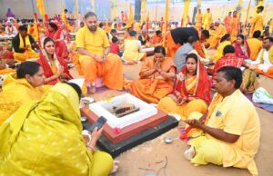 108 कुंडीय गायत्री महायज्ञ में ढाई हजार लोगों ने दी आहुति
