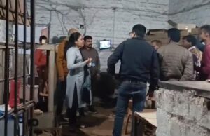 ग्राहक बनकर पहुंची आबकारी की टीम, ओवररेट में शराब बेचते पकड़ा