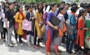 देश में आर्थिक प्रगति के बावजूद बढ़ रही है युवा बेरोजगारी!