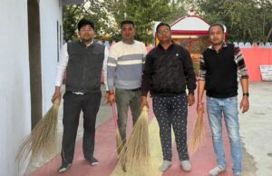 प्रधानमंत्री नरेंद्र मोदी के आह्वान पर डाक्टर ने लगाई मंदिर में झाड़ू