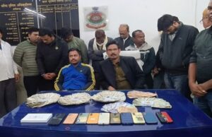 पार्षद के घर में चल रहा था जुआ, 10 जुआरियों से दो लाख रुपए जब्त