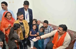 गृहमंत्री विजय शर्मा आरक्षक के घर पहुंचे , पुलिस परिवार ने किया स्वागत