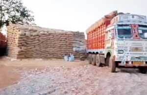 सड़क किनारे खुले में पड़ा 7800 बोरी धान के साथ 2 ट्रक जब्त