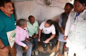 राहुल गांधी ने हसदेव आंदोलनकारियों से खाट पर बैठकर की बात, पार्टी कार्यकर्ताओं से संघर्ष में शामिल होने कहा