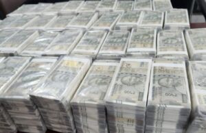 3 करोड़ 80 लाख के जाली नोट बरामद, साड़ियों के नीचे मिले नोटों के बंडल