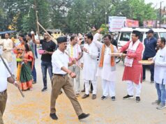 Sangh ka path sanchalan: संघ के पथ संचलन का नगर में पुष्पवर्षा कर स्वागत