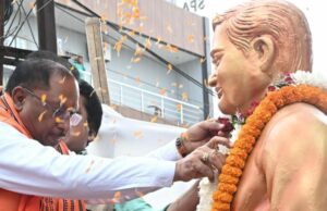 Atal bihari birth centenary: अटल बिहारी वाजपेयी की प्रतिमा पर माल्यार्पण कर मुख्यमंत्री साय ने किया स्मरण, कहा- उनका जीवन आदर्श हमारे लिए प्रेरणा
