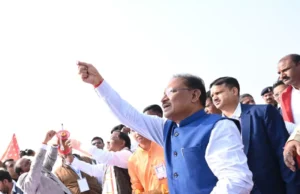 Tatapani mahotsav: मुख्यमंत्री तातापानी महोत्सव में शामिल हुए, पतंग भी उड़ाई