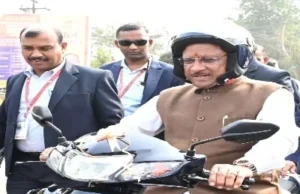 Road safety: सीएम साय ने हेलमेट पहनकर की दुपहिया की सवारी, सभी करें यातायात नियमों का पालन