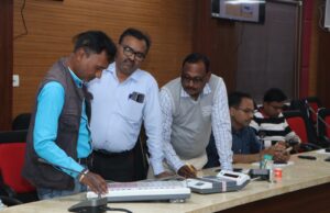 Municipal elections: अध्यक्ष और पार्षद के लिए अलग-अलग बटन दबाने के बाद ईवीएम से लंबी बीप और मतदान पूरा