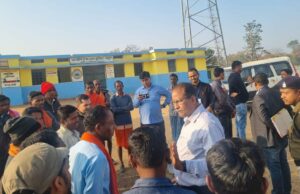 Panchayat elections: सुविधाओं से वंचित ग्रामीणों का चुनाव बहिष्कार, अधिकारियों के समझाने पर माने