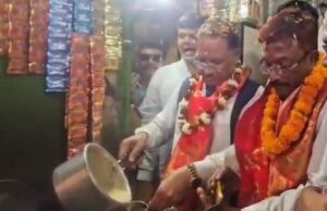 Municipal elections: चुनाव प्रचार के दौरान मुख्यमंत्री साय ने महापौर प्रत्याशी की दुकान में बनाई चाय, पी और सबको पिलाई भी