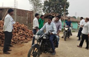 Sushasan Tihar: बाइक पर सवार होकर कलेक्टर पहुंचे गांव में, लोगों की समस्याएं दूर करने पर जोर