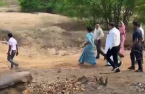 Minister Laxmi Rajwade: मंत्री लक्ष्मी राजवाड़े पैदल पहुंची गांव तो सत्ता की राजनीति को मिला नया मतलब