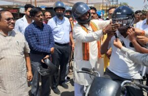 Helmet distribution: विधायक भूलन सिंह मरावी ने हेलमेट बांटकर दिया यातायात सुरक्षा का संदेश