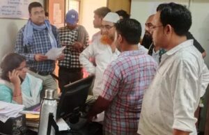 Massive anger over power cuts: बिजली की अघोषित कटौती से त्रस्त लोगों ने बिजली आफिस का किया घेराव, अधिकारी रहे नदारद