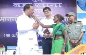 sushasan tihar: दिलों तक पहुँचा विष्णुदेव साय का सुशासन, बुजुर्ग महिला ने अपने ही अंदाज में दिया आशीर्वाद