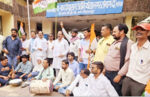 Unannounced power cuts: बिजली कटौती को लेकर कांग्रेस ने ढोल-नगाड़े के साथ किया प्रदर्शन