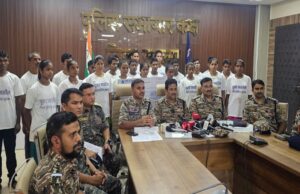 Naxalites surrendered: कलेक्टर एलेक्स पॉल मेनन के अपहर्ता लोकेश समेत 23 नक्सलियों ने डाले हथियार