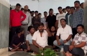 Corpse transport controversy : SECL प्रबंधन के खिलाफ लोगों में गुस्सा, बेशरम के फूलों का गुलदस्ता भेंट करने पहुंचे