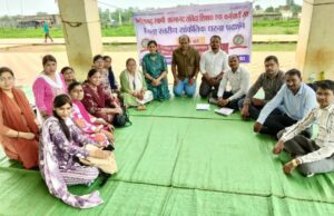 Atmanand school teachers protest: आत्मानंद स्कूलों के शिक्षक-कर्मचारियों ने किया प्रदर्शन, नियमित वेतन, नियमितीकरण की मांग