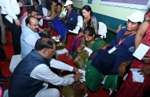 Honoring cleanliness sisters: मुख्यमंत्री ने पांव पखारकर स्वच्छता दीदियां का किया सम्मान, भावुक दीदियों ने कहा – हुई गर्व की अनुभूति