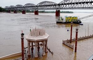 Flood in UP : यूपी के 12 जिलों में बाढ़, 71 जिलों में अलर्ट,काशी में खतरे के निशान से ऊपर बह रही गंगा