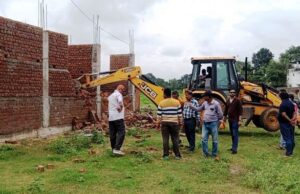 Illegal plotting: कांग्रेस नेता समेत 6 की अवैध प्लॉटिंग पर चला बुलडोजर, निर्माणाधीन मकान ढहाए गए